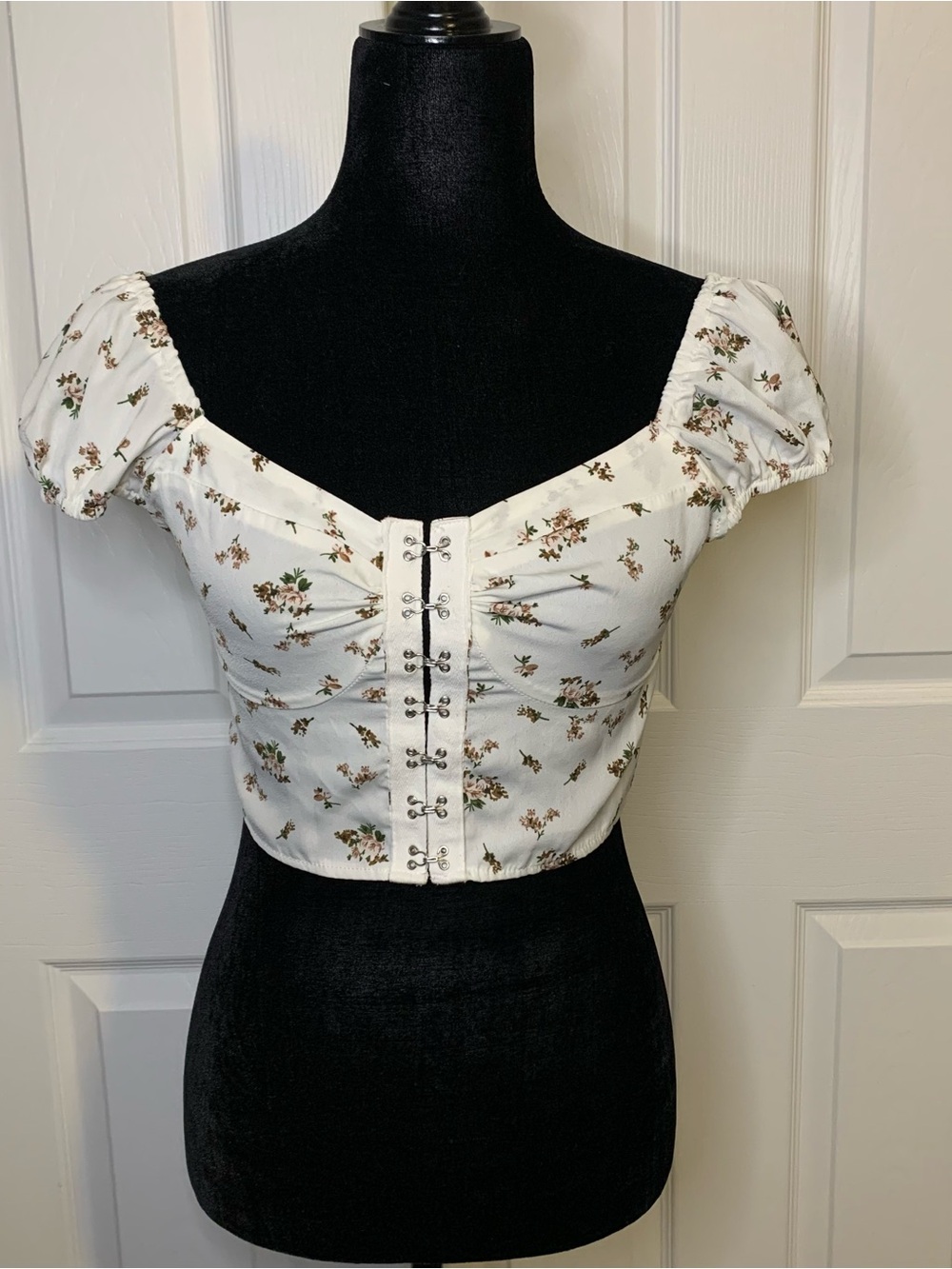 White Floral Hook-Front Puff Sleeve Corset Top